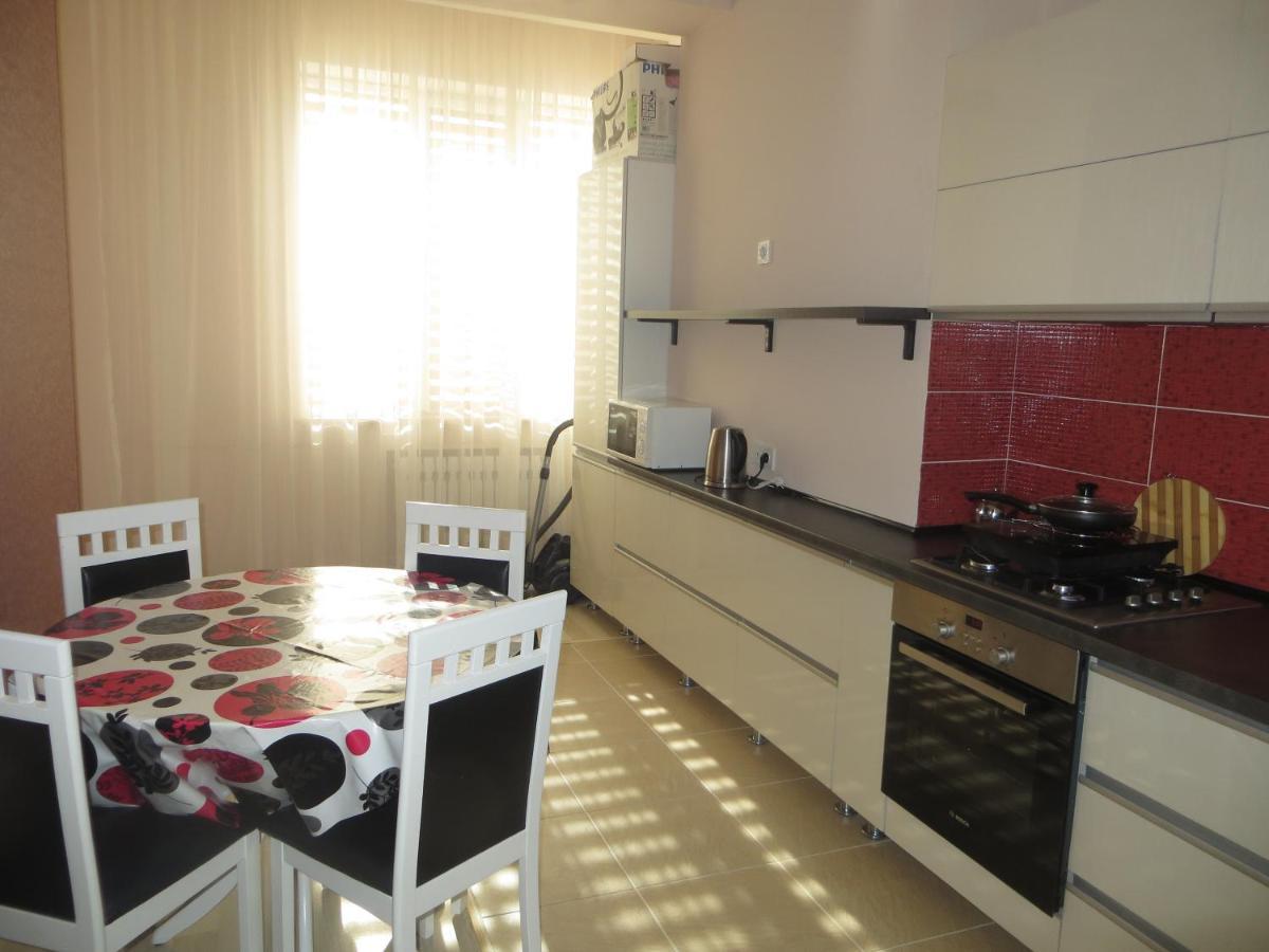 Yellow Apartment In The Center Of ビシュケク エクステリア 写真