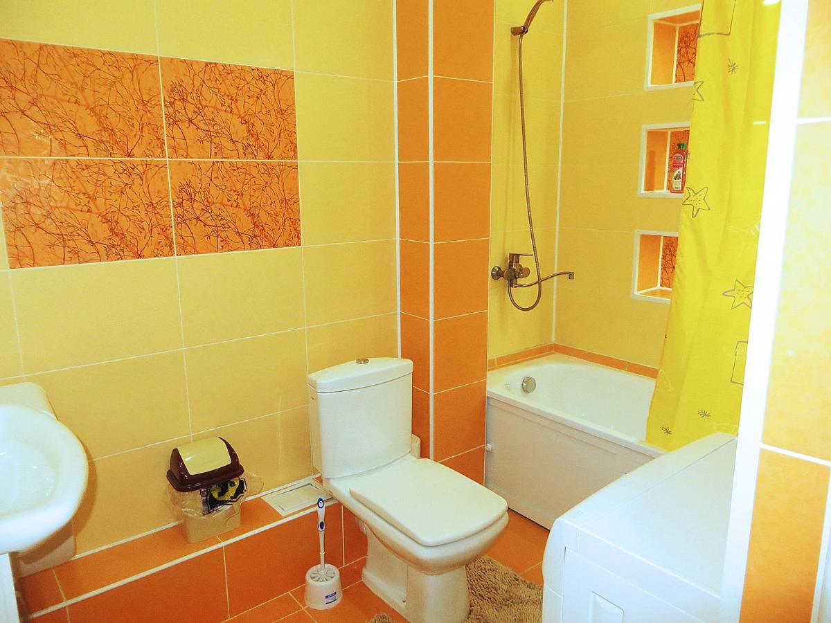 Yellow Apartment In The Center Of ビシュケク エクステリア 写真
