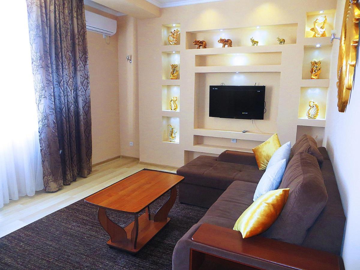Yellow Apartment In The Center Of ビシュケク エクステリア 写真