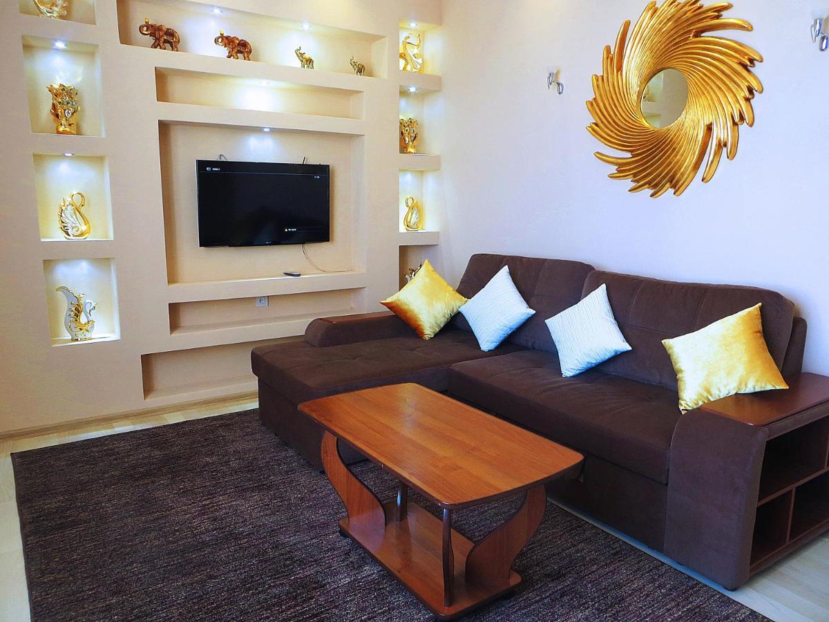 Yellow Apartment In The Center Of ビシュケク エクステリア 写真